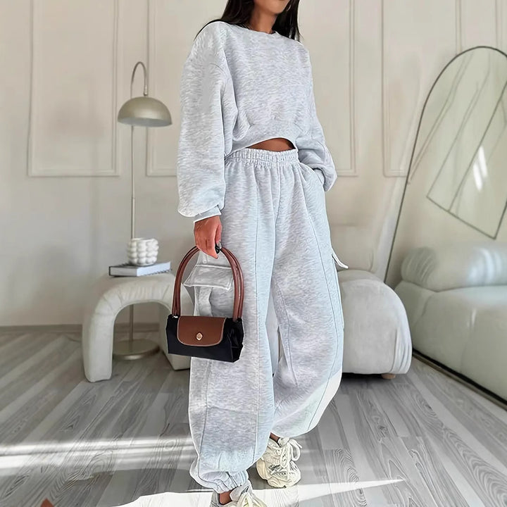 Damen komfortables Cropped-Sweatset mit oversized Pullover und High-Waist Cargo-Jogger – Avérine