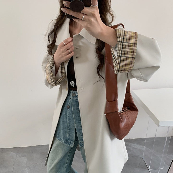 Damen leichter Trenchcoat mit kontrastierten Karomanschetten Echoarchiv