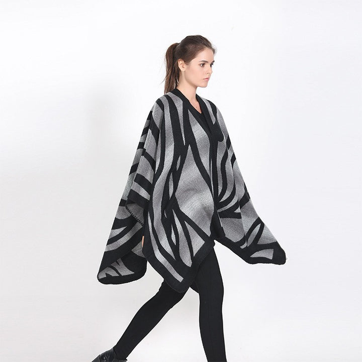 Damen Strukturstrick-Cape mit asymmetrischem Wickelfall und Jacquardmuster – Avérine