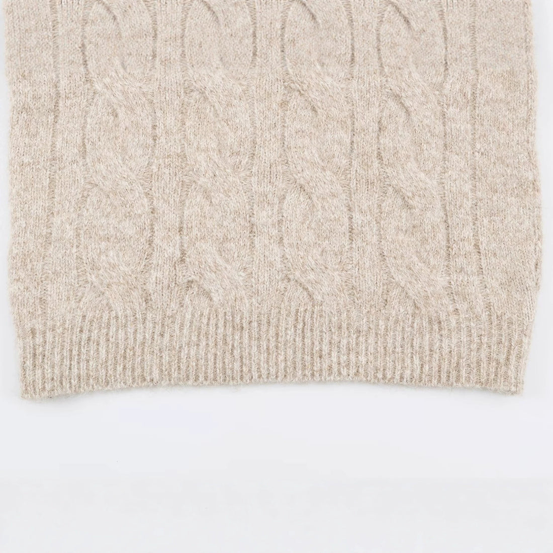 Damen Grobgestrickter Longpullover mit Zopfmuster und halbhohem Reißverschlusskragen Echoarchiv