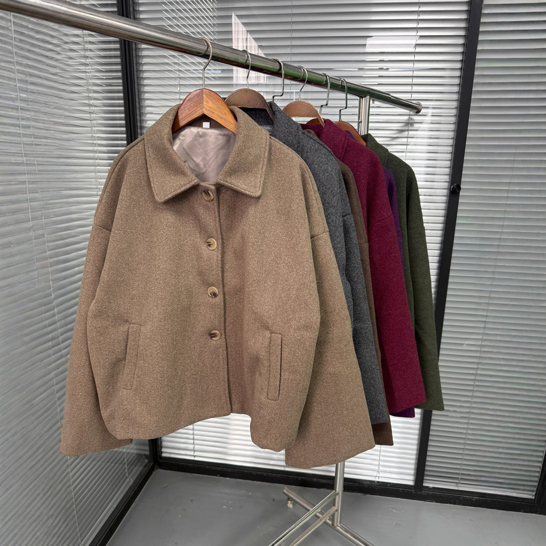 Damen Oversize Wollmix Jacke mit großen Zierknöpfen und breiten Manschetten Echoarchiv