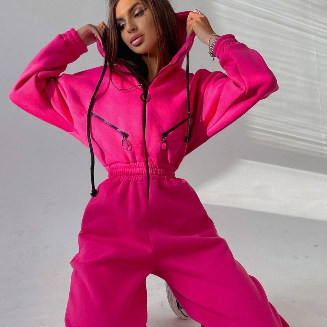 Damen taillierter Kapuzen-Jumpsuit mit elastischem Bund und markanten Kontrast-Reißverschlüssen – Solévia