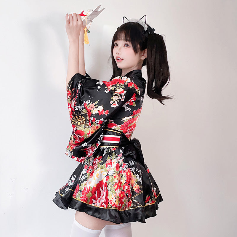 Damen Kimono Kleid mit einem verspielten Schnitt und floralen Akzenten Echo Archiv