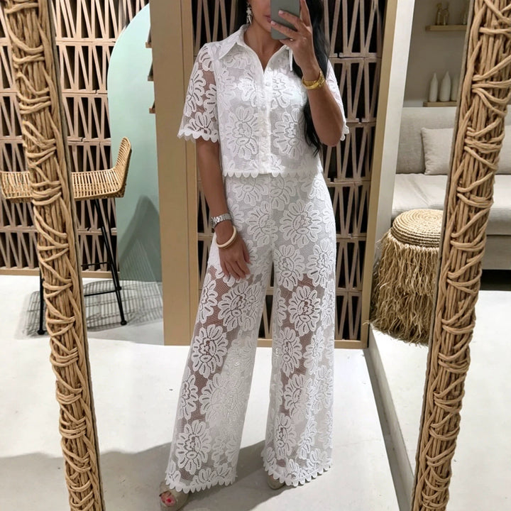 Damen nan elegante Spitzenkombination mit kurzärmeliger Hemdbluse, Muschelsaum und taillierter Palazzohose mit Bindegürtel Echo Archiv