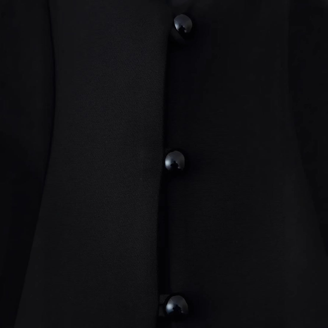 Damen Bluse mit herzförmigem Ausschnitt, verdeckter Knopfleiste und ausgestelltem Saum – Élovi