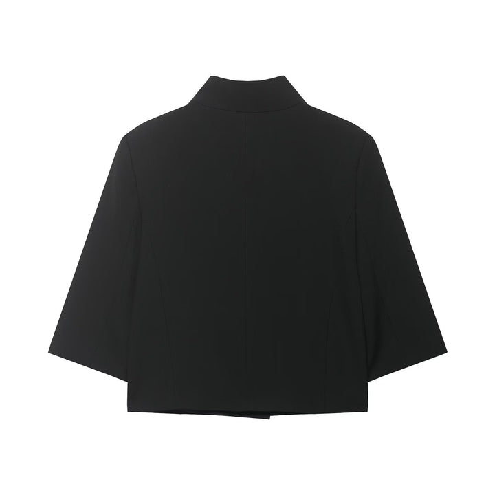 Damen Kurze Boxy-Capejacke mit Stehkragen, verdeckter Knopfleiste und Pattentasche Echoarchiv