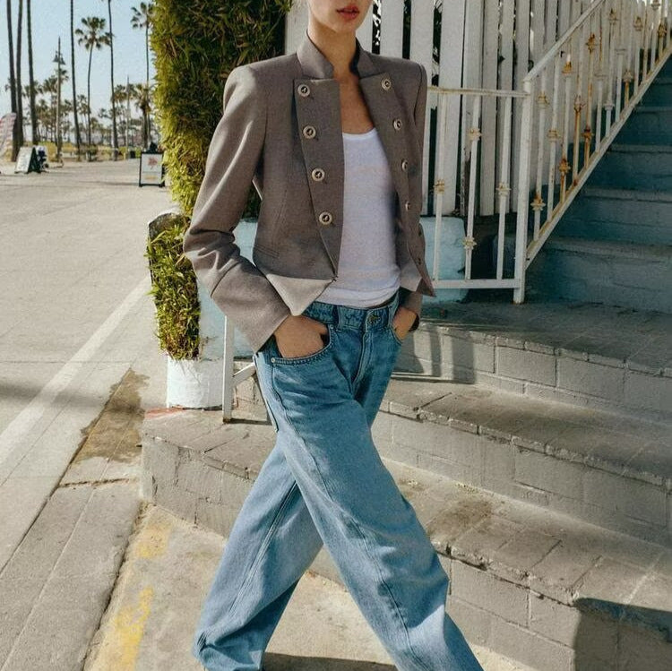 Damen Taillierter Cropped-Blazer mit Stehkragen und dekorativer Zierknopfleiste Echoarchiv