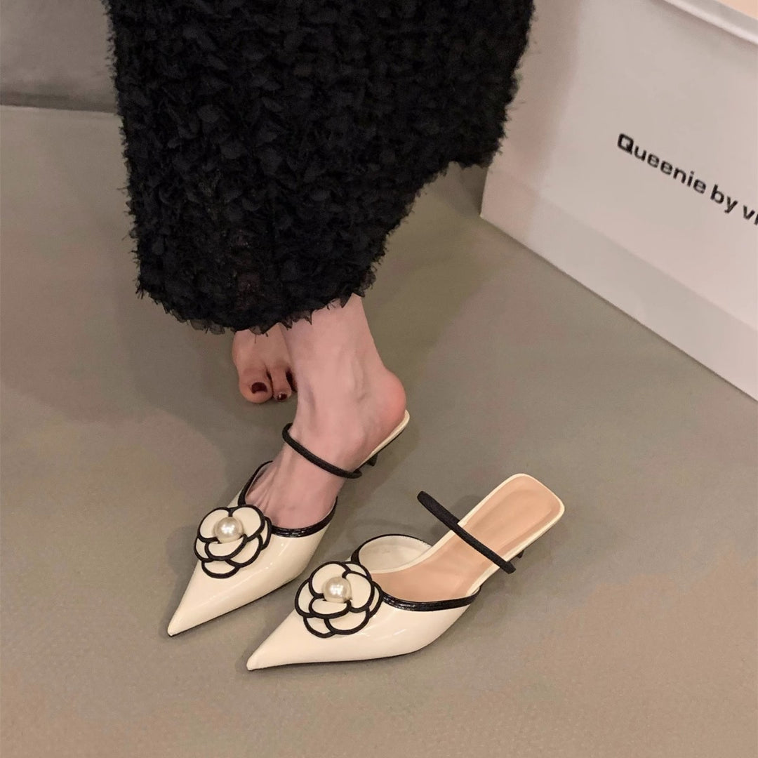 Damen spitz zulaufende Satin‑Mules mit zartem Knöchelriemen und Perlen‑Blütenapplikation – Lioré