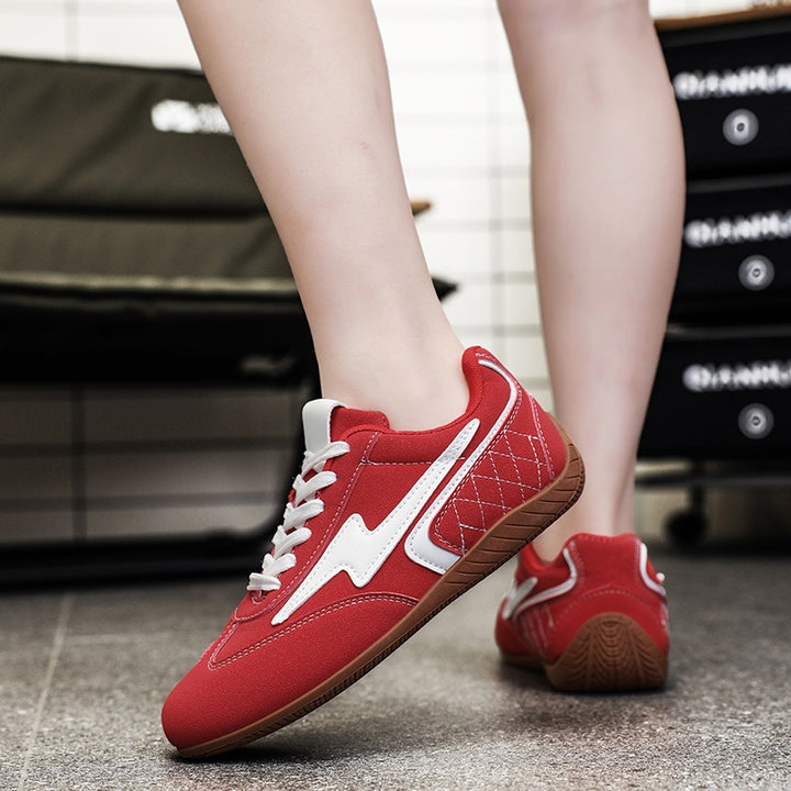 Damen leichte Retro-Skate-Sneaker mit gesteppter Seitenwand, gepolstertem Knöchelkragen und rutschfester Gummilaufsohle Echo Archiv