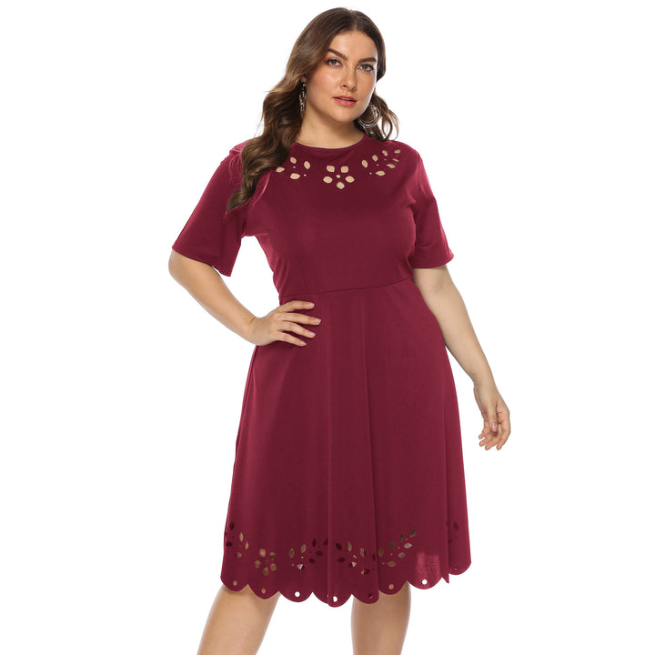 Damen elegantes Kleid mit Ausschnitt und Rüschensaum Echo Archiv