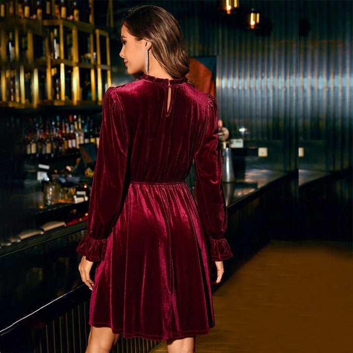 Damen samtiges knielanges Kleid mit Stehkragen, geraffter Taille und praktischen Eingrifftaschen – Valéora