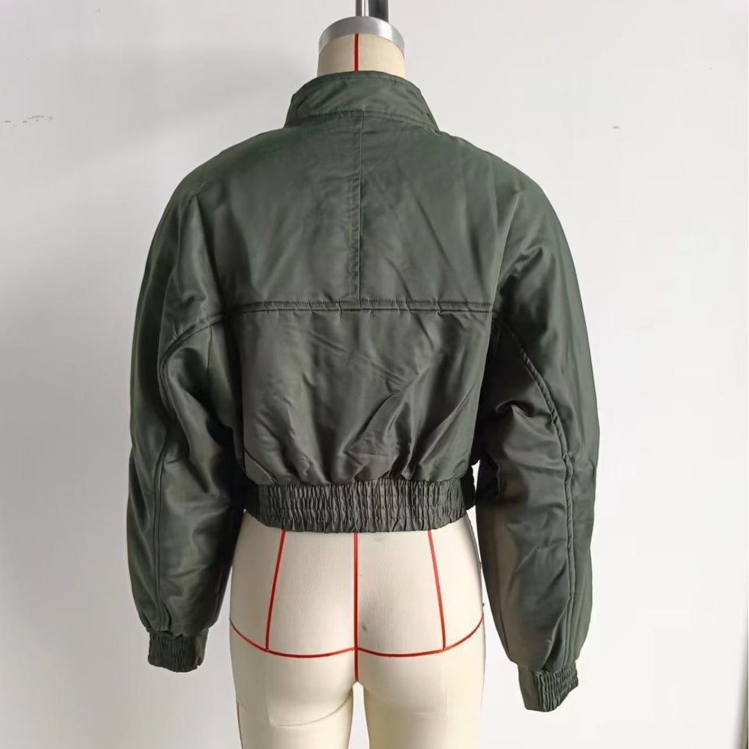 Damen cropped Bomberjacke mit Stehkragen, wattierter Innenlage und aufgesetzten Pattentaschen – Avenza