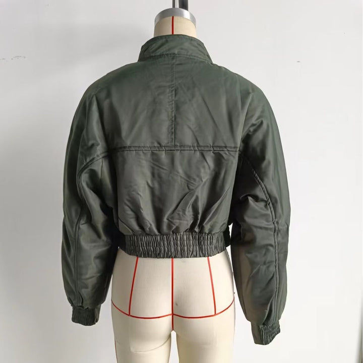 Damen cropped Bomberjacke mit Stehkragen, wattierter Innenlage und aufgesetzten Pattentaschen – Avenza