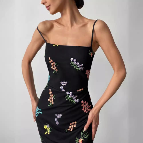 Damen Maxikleid mit floraler Handstickerei und zartem Trägerdesign Echo Archiv