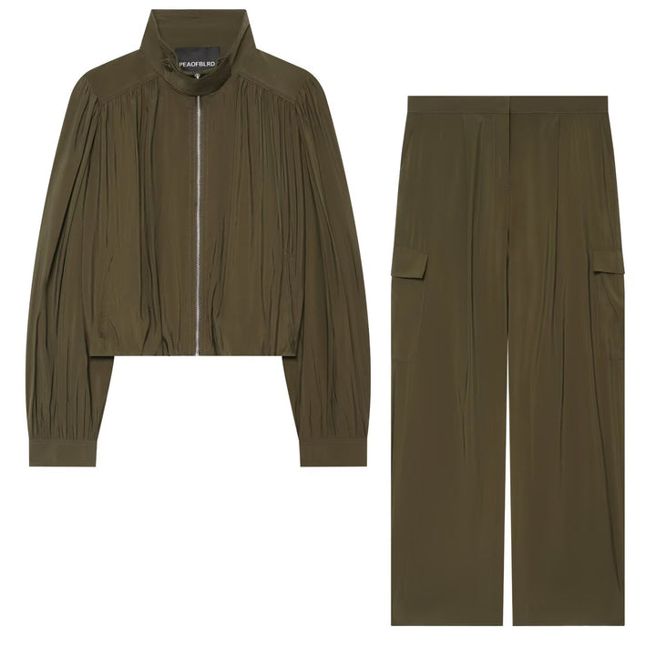 Damen Zweiteiliges Ensemble aus plissiertem Cropped-Blouson mit Stehkragen und weiter Cargo-Hose Echo Archiv