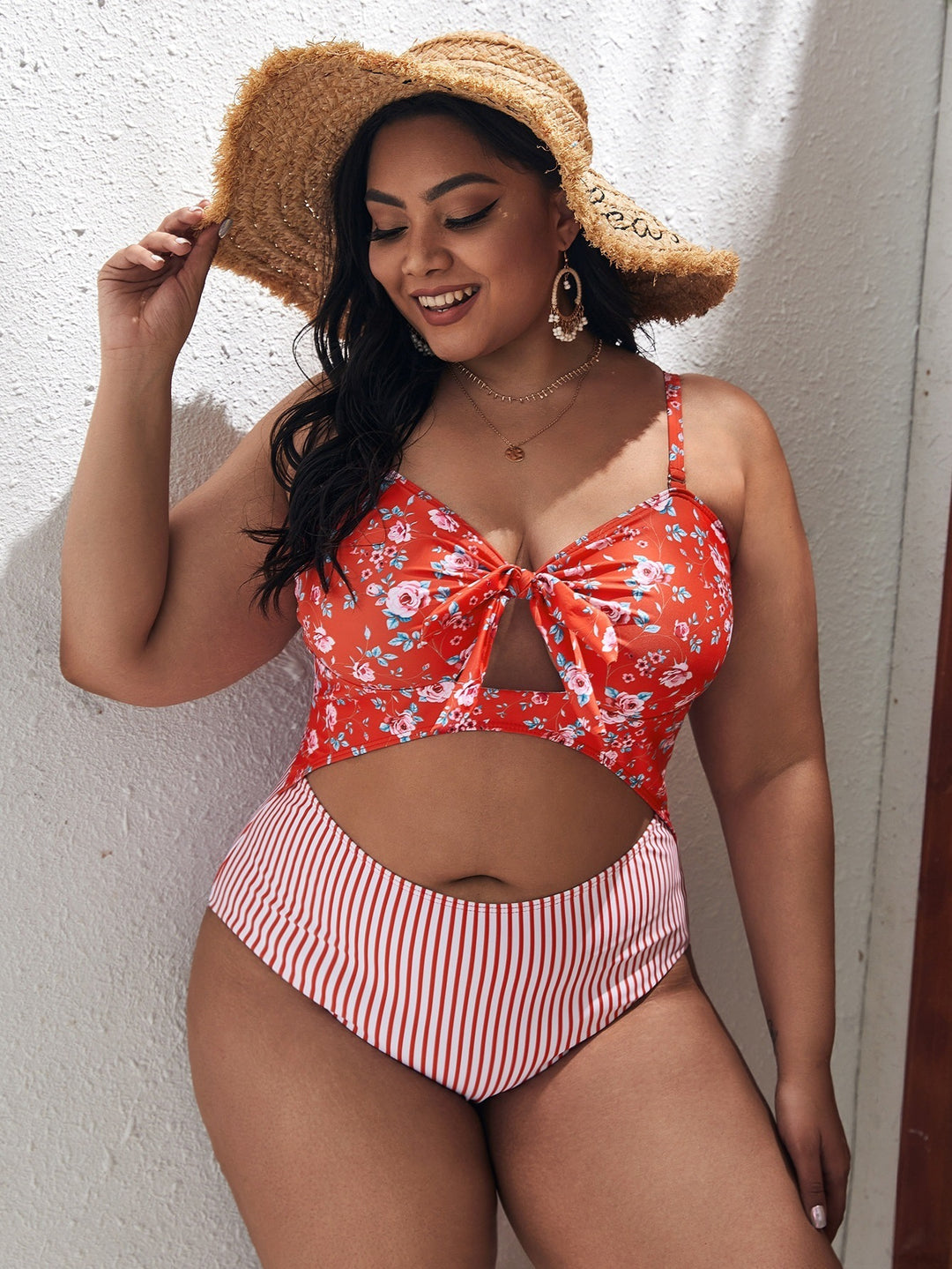 Damen Bikini-Set mit verspieltem floralem Oberteil und gestreiftem Unterteil Echo Archiv