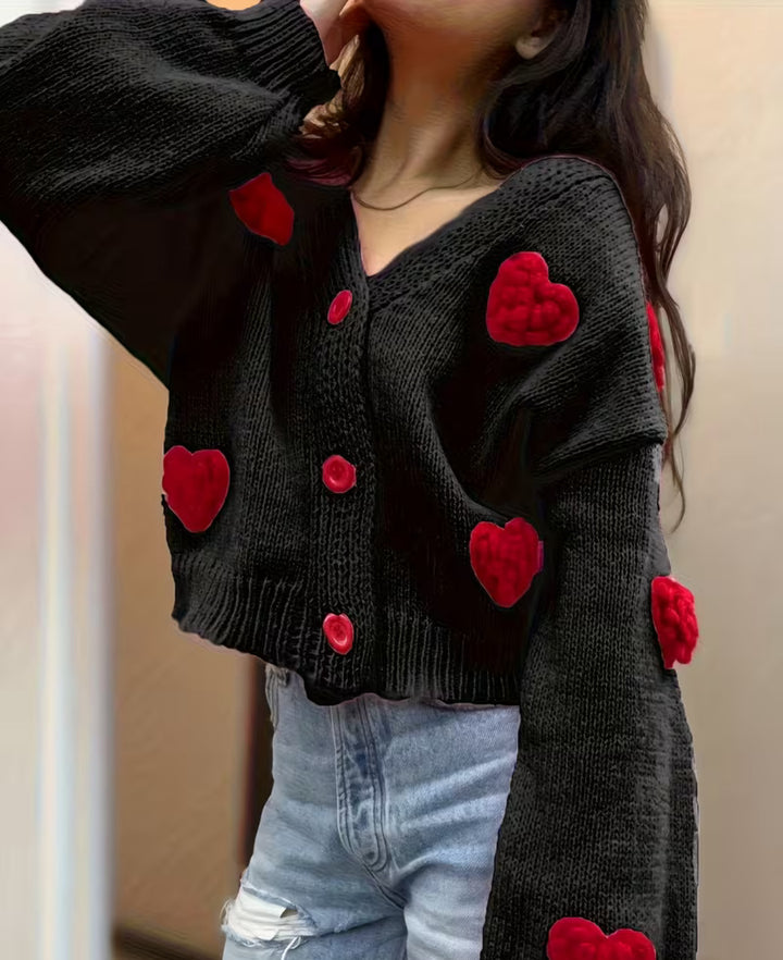 Damen Kurzgeschnittener V-Ausschnitt-Cardigan mit geprägten Herz-Applikationen und Schmuckknöpfen – Veloura