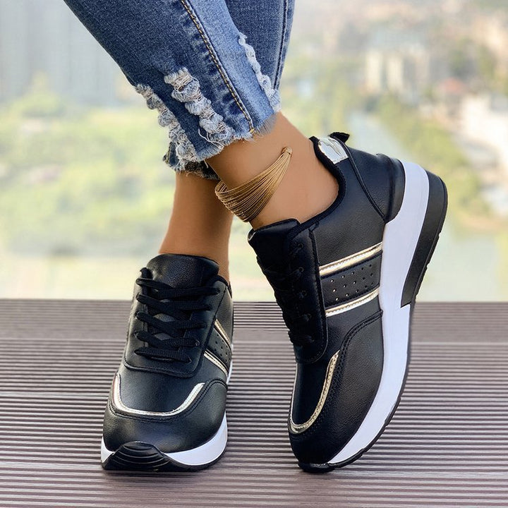 Damen Wedgesneaker mit mittelhohem Plateau, gepolstertem Komfortschaft und elastischem Seiteneinsatz Echoarchiv