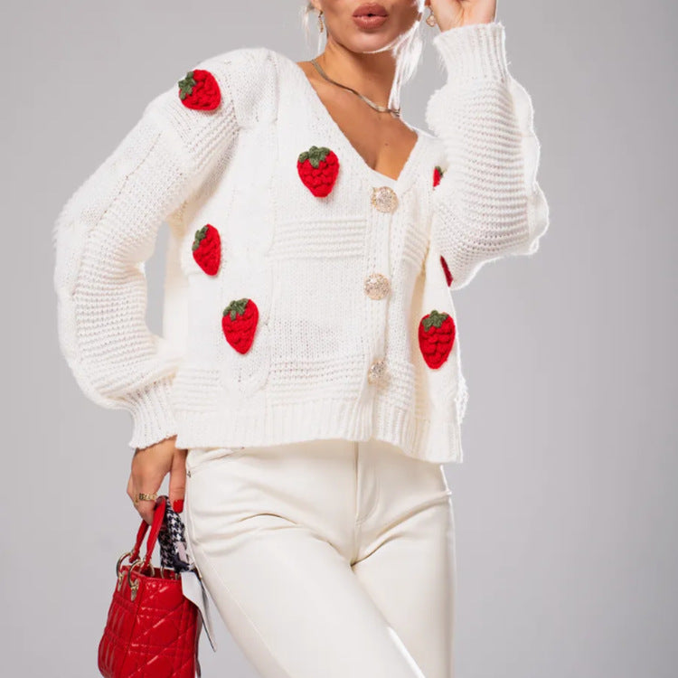 Damen Kurzgeschnittene Strickjacke mit V‑Ausschnitt und gehäkelten Erdbeerapplikationen – Veloura