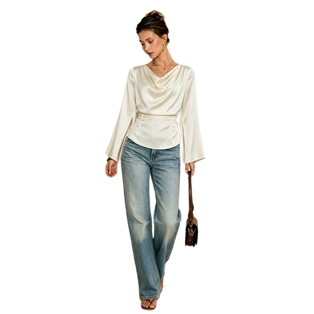 Damen elegante Satinbluse mit Wasserfallausschnitt, taillierter Silhouette und langen Ärmelschlitzen – Élovi