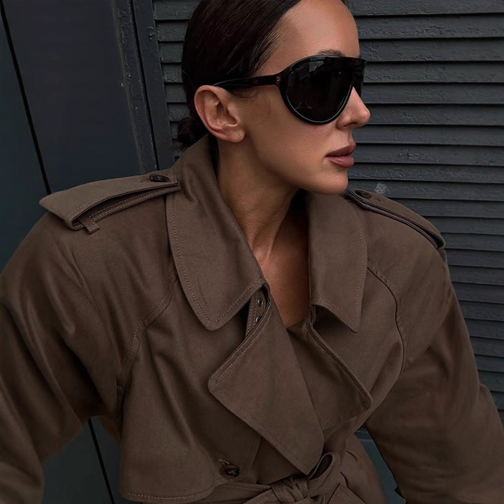 Damen Maxilanger Trenchcoat mit betonter Schulterpartie, doppelter Knopfleiste und Bindegürtel Echoarchiv