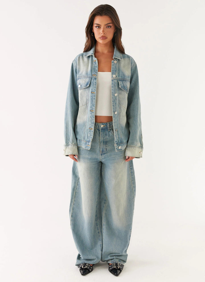 Damen nan oversized Denimjacke mit heller Vintage-Waschung, aufgesetzten Brusttaschen und verlängerten Manschetten Echo Archiv