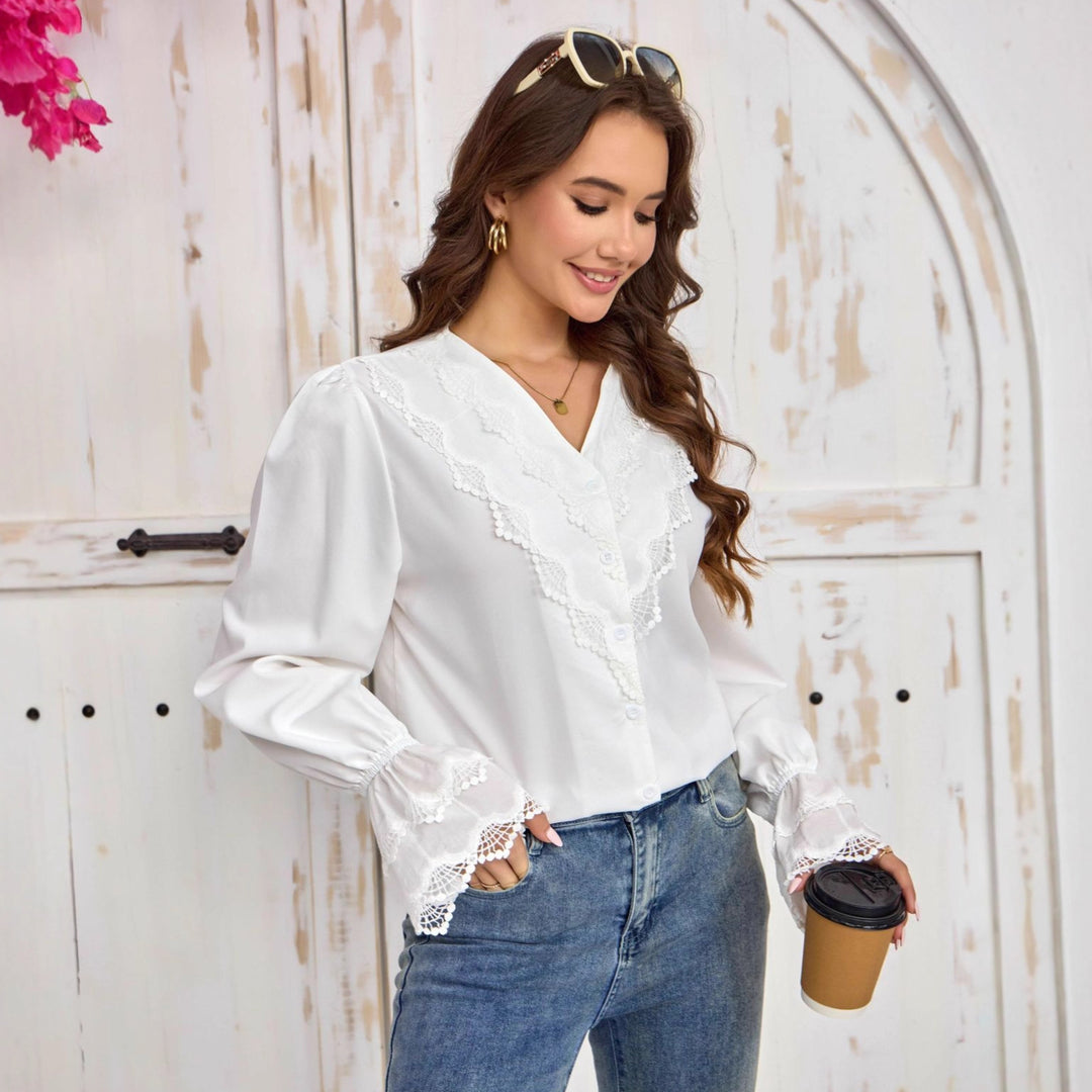 Damen Romantische Bluse mit V-Ausschnitt, Spitzen-Yoke und Glockenärmeln Echoarchiv