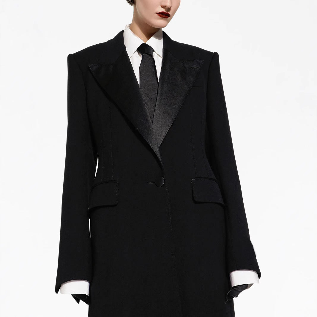 Damen Eleganter Smoking-Hosenanzug mit langem Mantel und weiten Bundfaltenhosen Echoarchiv