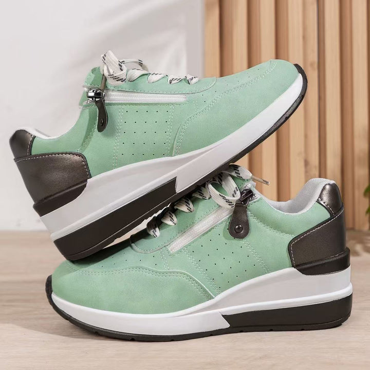 Damen sportive Plateau-Wedgesneaker mit seitlichem Zipper, perforiertem Nubuklook und dämpfender EVA-Sohle Echo Archiv