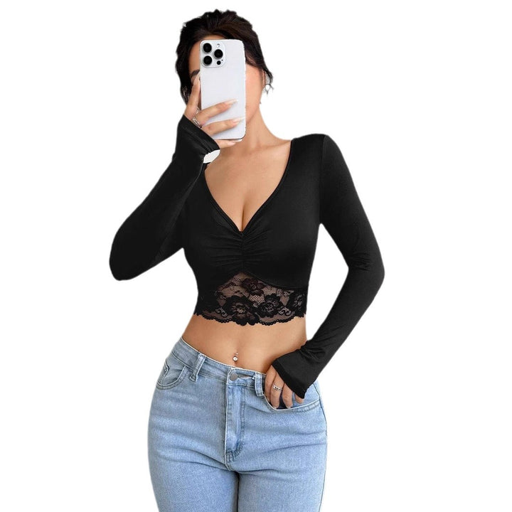 Damen nan tailliertes Langarm-Crop-Top mit tiefem V-Ausschnitt, Raffung und Spitzensaum Echo Archiv