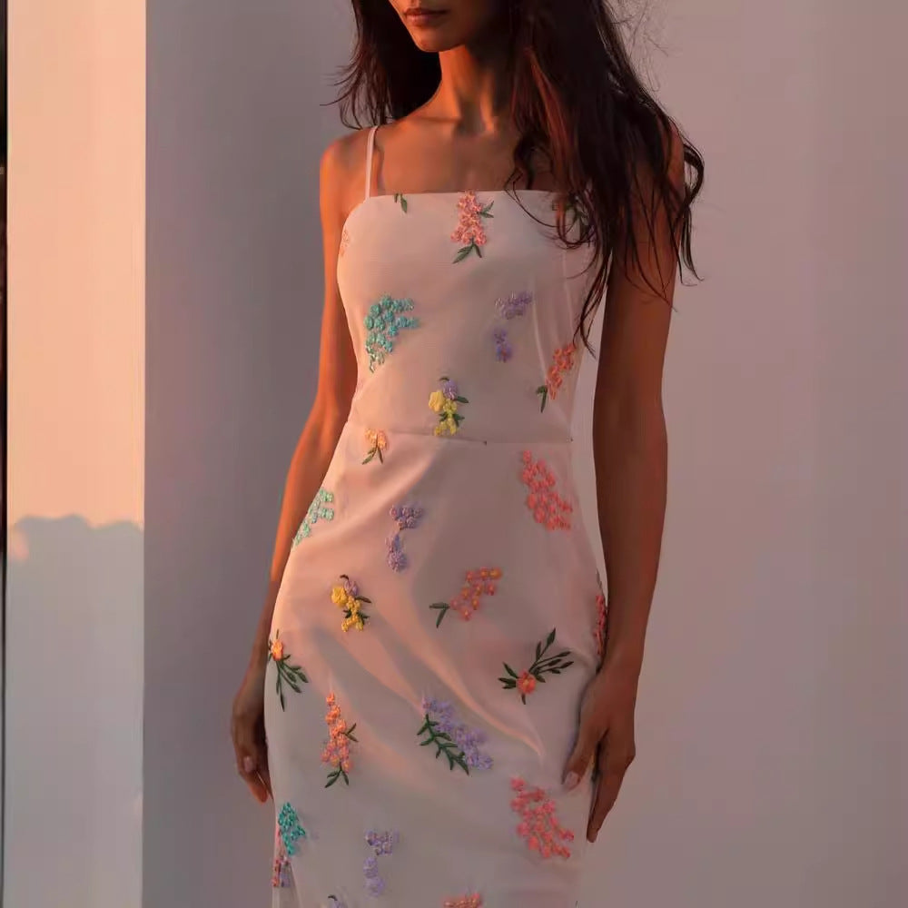 Damen Maxikleid mit floraler Handstickerei und zartem Trägerdesign Echo Archiv