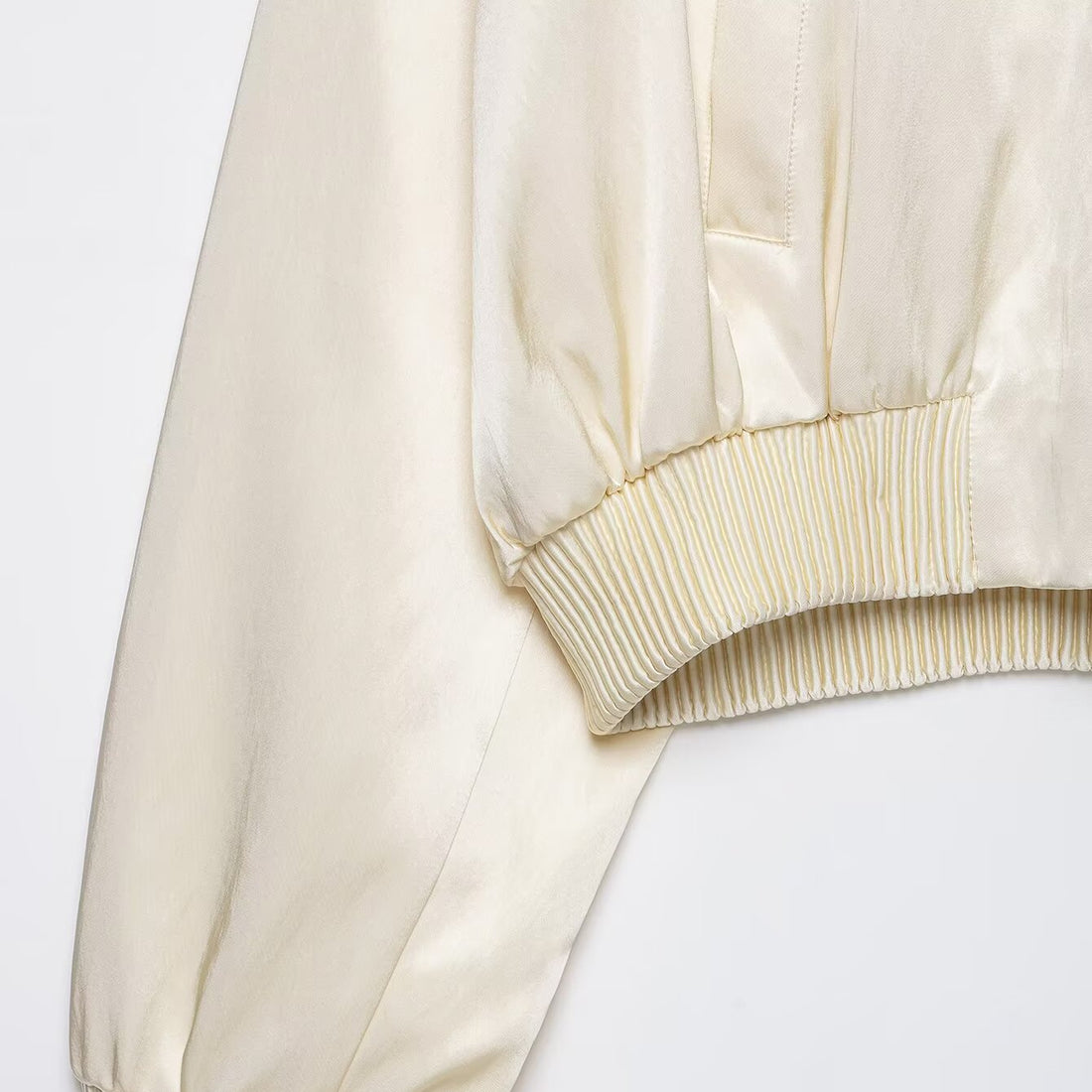Damen Kurzer Satin-Bomber mit Oversize-Ballonärmeln und Rippkragen Echo Archiv
