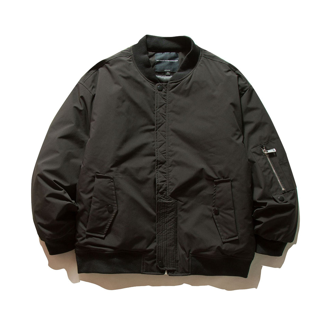 Herren Gepolsterte Bomberjacke im MA-1 Stil mit Ärmel‑Utilitytasche Echoarchiv