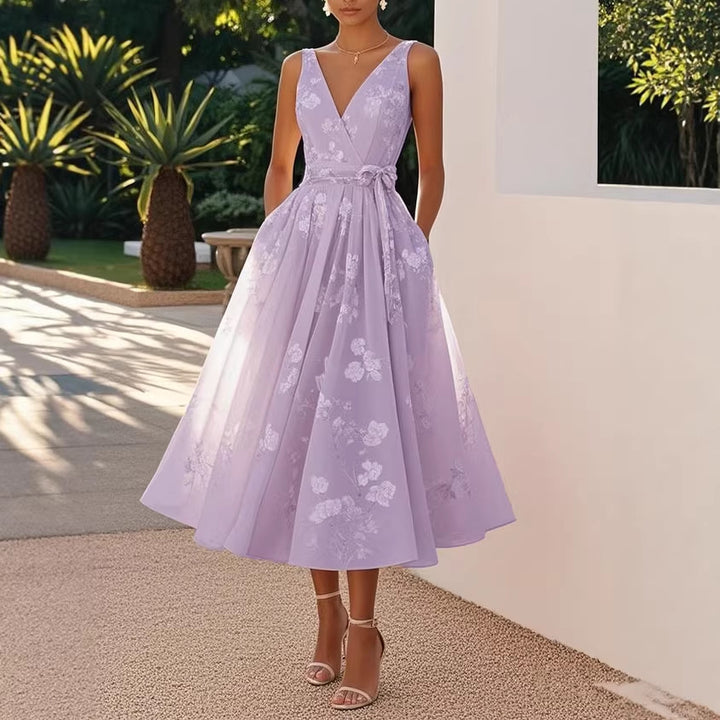 Damen Elegantes Blumenkleid mit tiefem V-Ausschnitt und Taillengürtel Echo Archiv