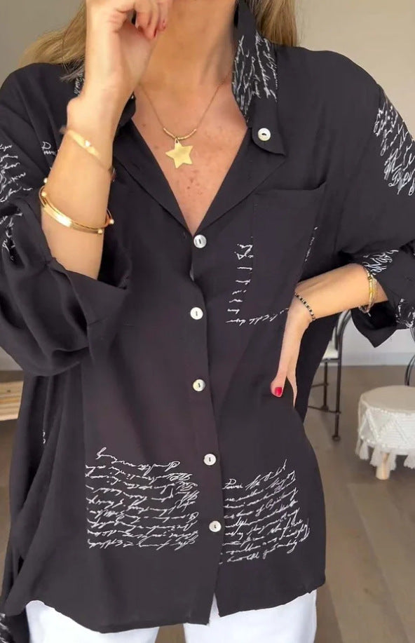 Damen Oversize Hemd Bluse aus leichtem Chiffon mit Text-Patch-Druck und aufgenähter Brusttasche Echoarchiv