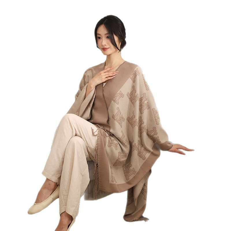 Damen Grobgewebter Poncho im Kimono-Schnitt mit Monogramm-Jacquard und Fransensaum – Avérine