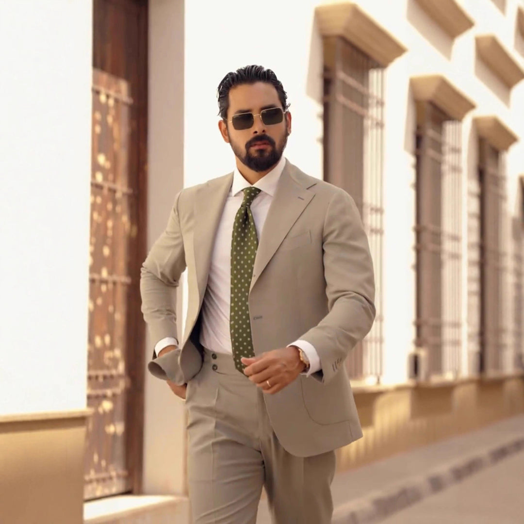 Herren eleganter Anzug im modernen Schnitt mit stilvollen Details Echoarchiv