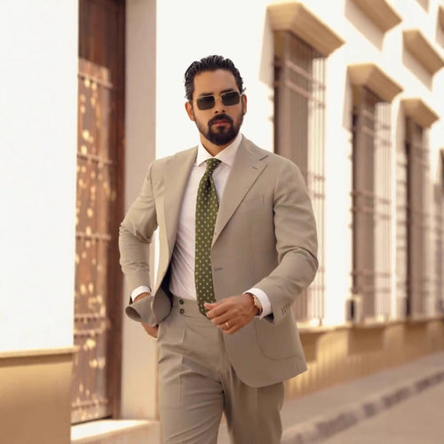 Herren eleganter Anzug im modernen Schnitt mit stilvollen Details Echoarchiv