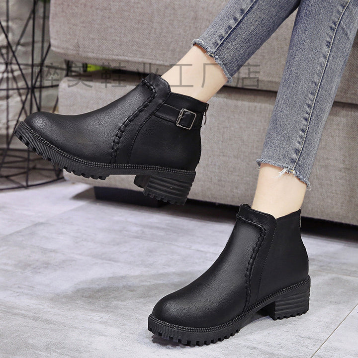 Damen Kurzschaft-Ankleboots mit Ziernaht, robuster Lug‑Sohle und verstellbarem Schnallenriemen – Varelle