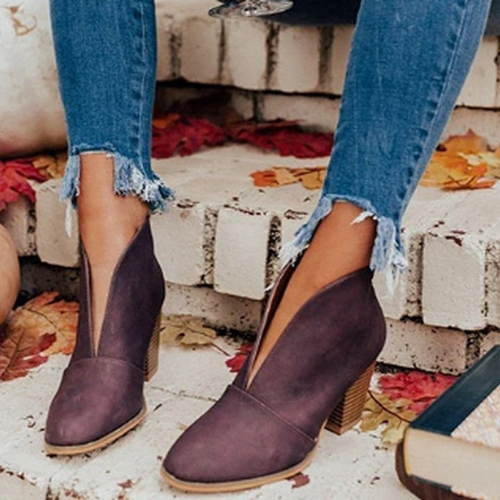 Damen nan knöchelhohe V-Cut Stiefelette mit gestapeltem Blockabsatz und spitz zulaufender Vorderkappe Echo Archiv