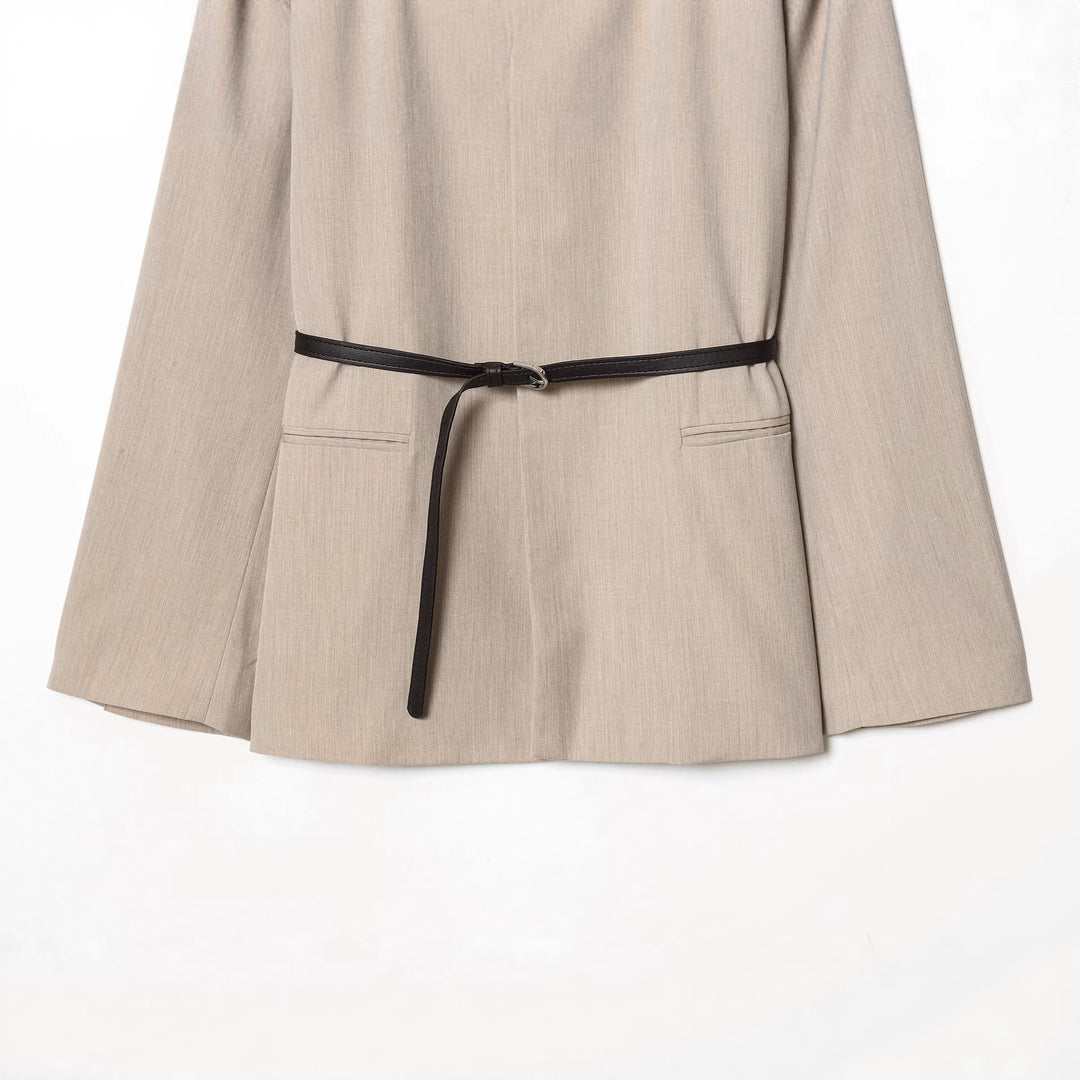 Damen nan taillierter kragenloser Blazer mit V-Ausschnitt und dünnem Ledergürtel Echo Archiv