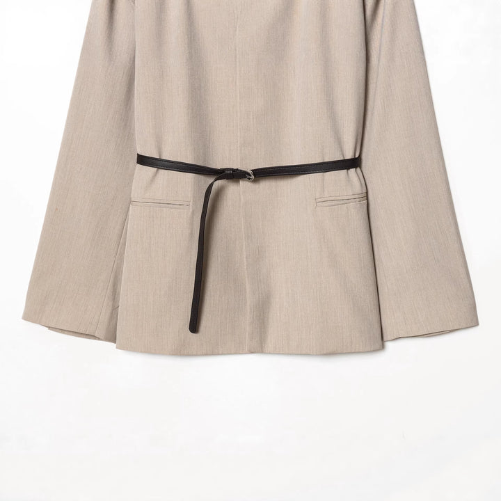 Damen nan taillierter kragenloser Blazer mit V-Ausschnitt und dünnem Ledergürtel Echo Archiv