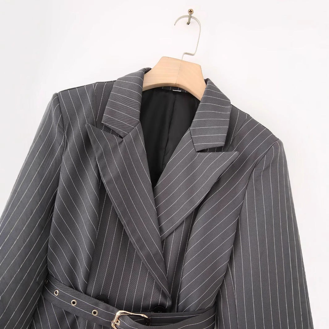 Damen nan tailliertes Blazerkleid mit Nadelstreifen, Bindegürtel und asymmetrischem Saum Echo Archiv