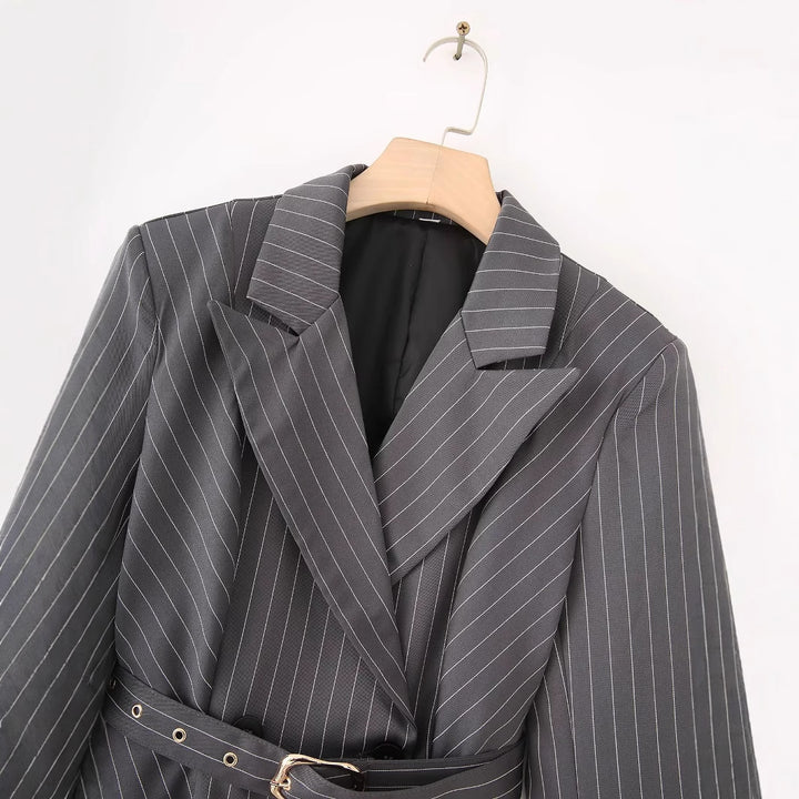 Damen nan tailliertes Blazerkleid mit Nadelstreifen, Bindegürtel und asymmetrischem Saum Echo Archiv
