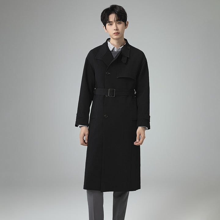 Herren Langer moderner Trenchcoat aus leichtem Twill mit verdeckter Knopfleiste und Taillenriegel Echoarchiv