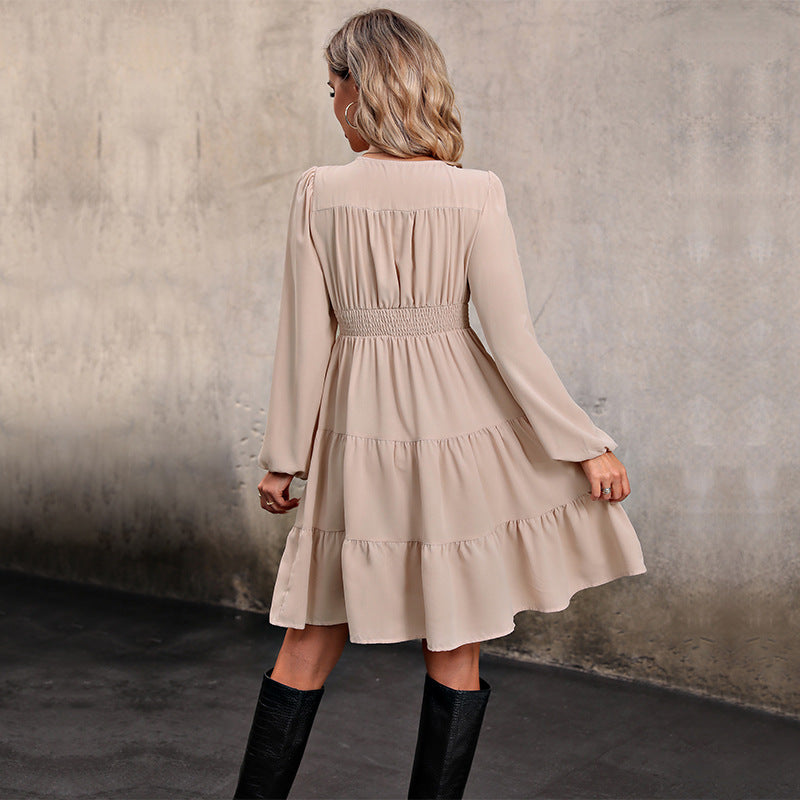 Damen Verspieltes Stufenkleid mit V‑Ausschnitt, durchgehender Knopfleiste und tailliertem Einsatz Echoarchiv