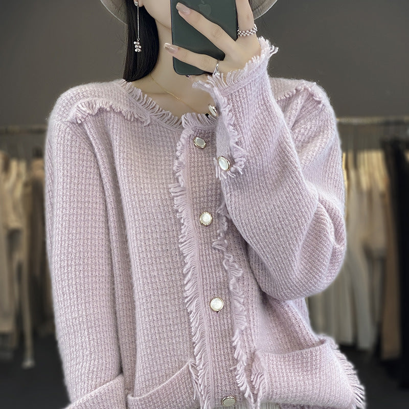 Damen Strickcardigan mit Fransenblende, Perlmuttknopfleiste und aufgesetzten Taschen Echoarchiv