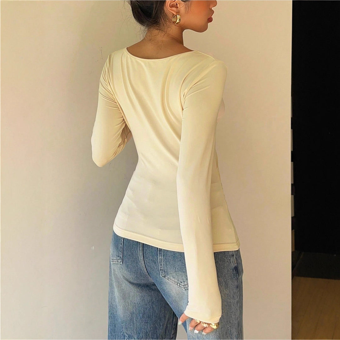 Damen Enganliegendes Langarmshirt mit asymmetrischem Carmenausschnitt und Seitlicher Raffung – Avérine
