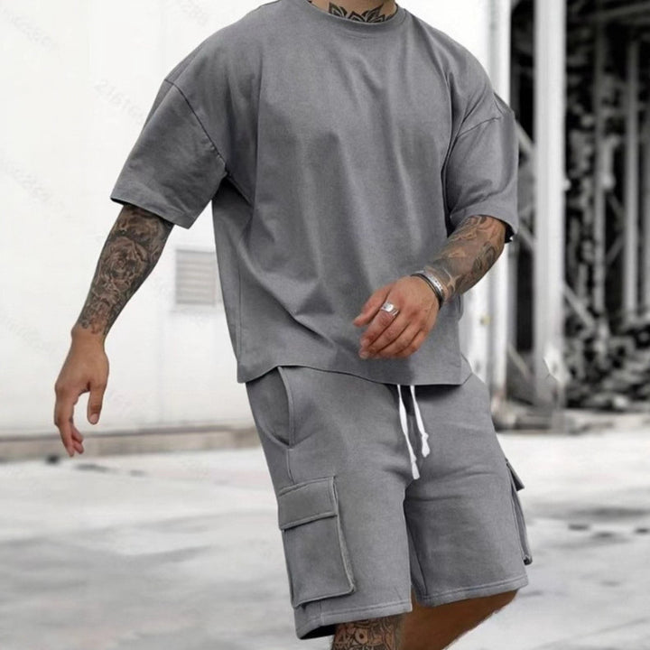 Herren lässiges Sportoutfit mit praktischen Cargo-Shorts und oversized T-Shirt Echoarchiv