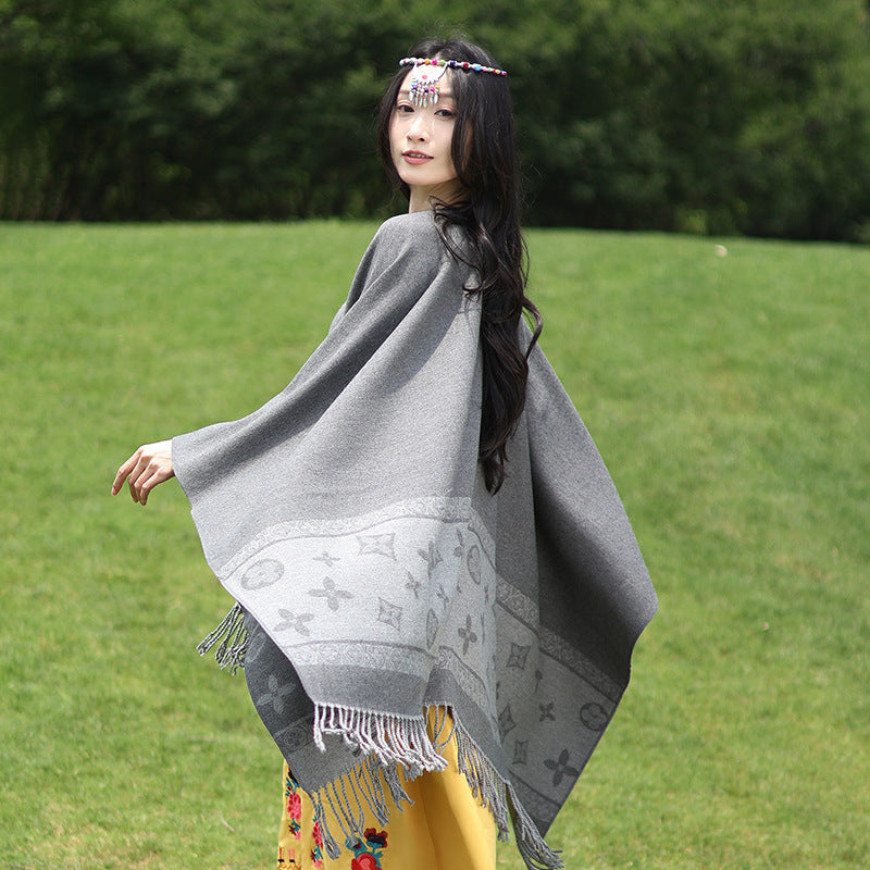 Damen Oversize‑Rechteckponcho aus Wollmix mit eingewebter Jacquardbordüre und Fransensaum – Avérine